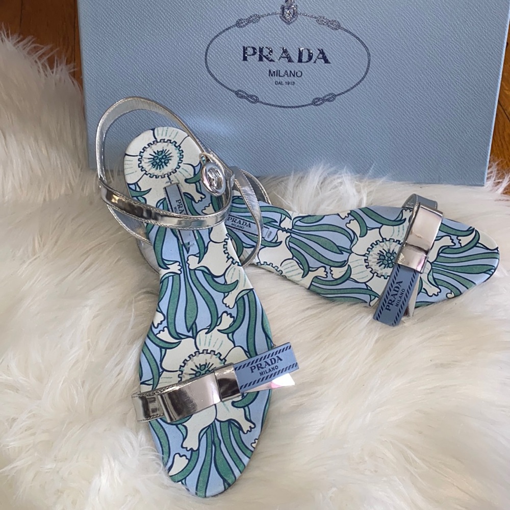 Comes with box and dust bag